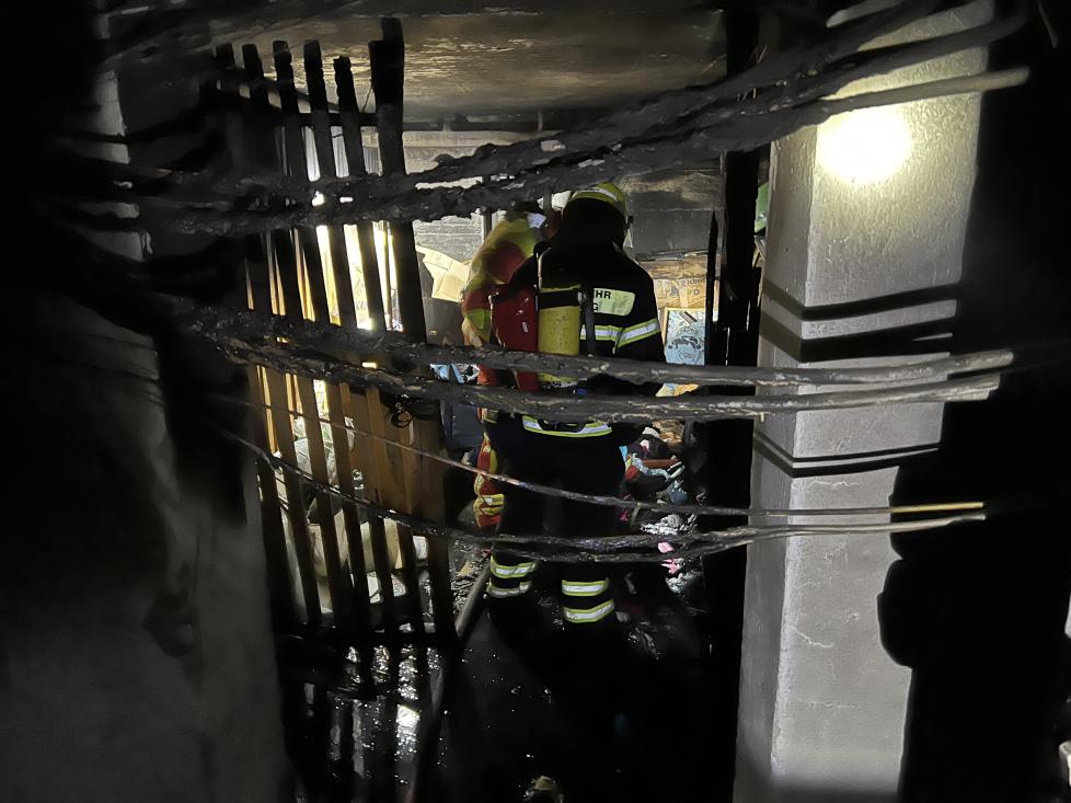 Atemschutztrupp bestehend aus Freiwilliger Feuerwehr Ainring und Freiwilliger Feuerwehr Surheim bei der Kontrolle des Kellers während der Belüftungsmaßnahmen.